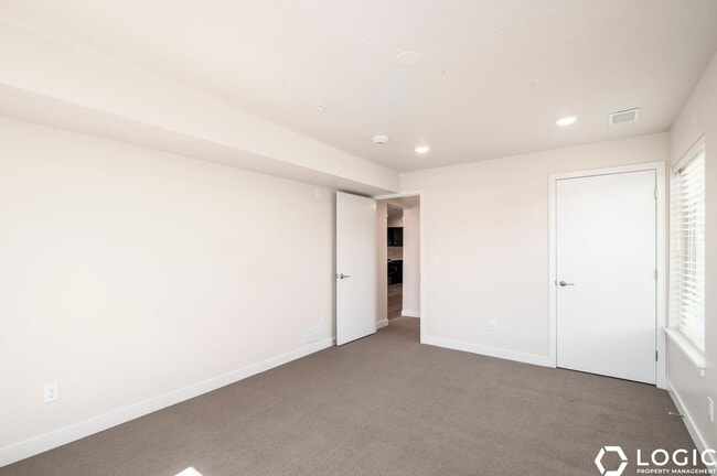 Building Photo - 1032 E 400 S