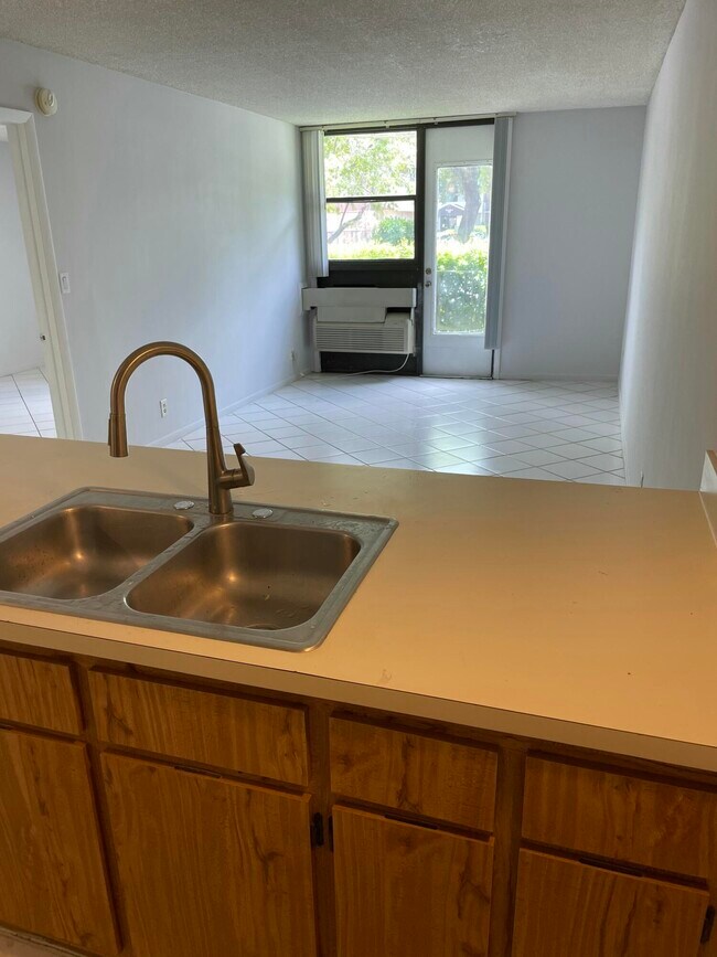 Building Photo - 2771 Riverside Dr