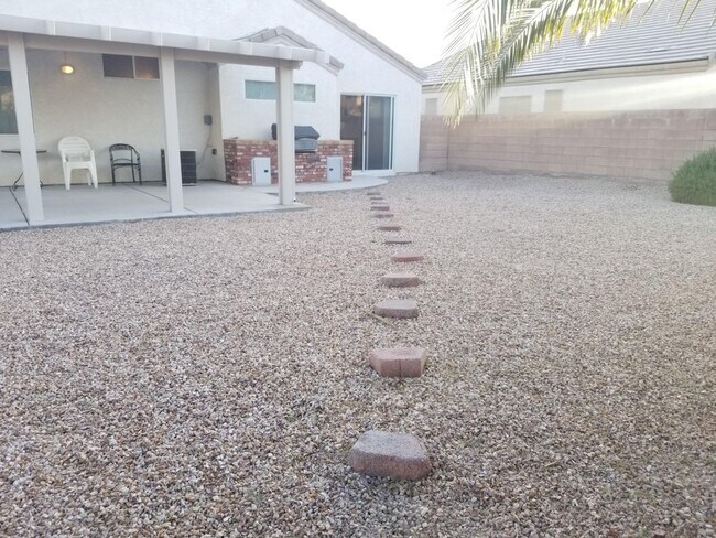 Building Photo - Ready now !!!! COZY ONE STORY THREE BEDROO...