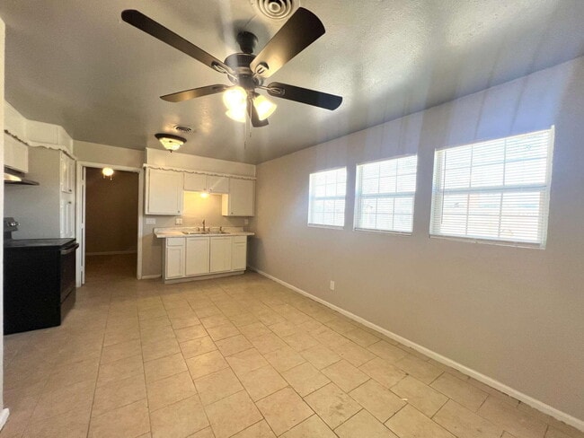 Building Photo - 1711 E 1st St