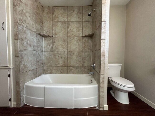 Building Photo - Beautiful Spacious 3/2 Home