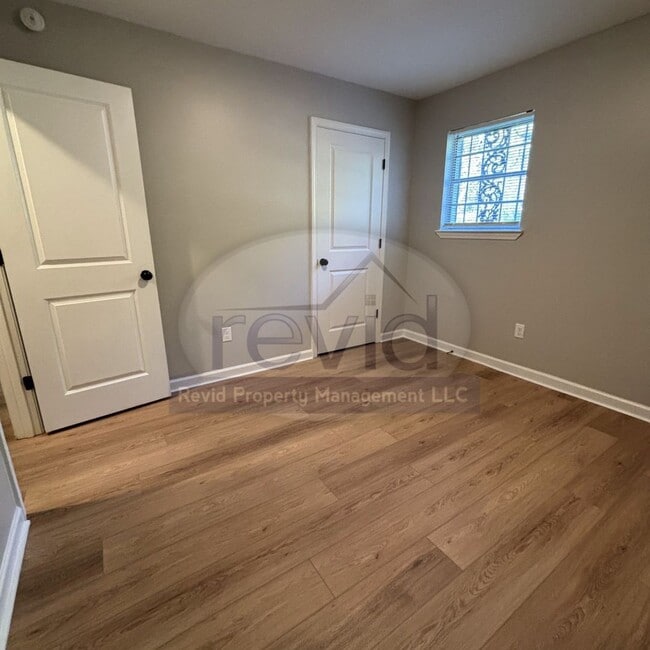 Building Photo - Recently Renovated 3Bed/1.5Bath Available ...