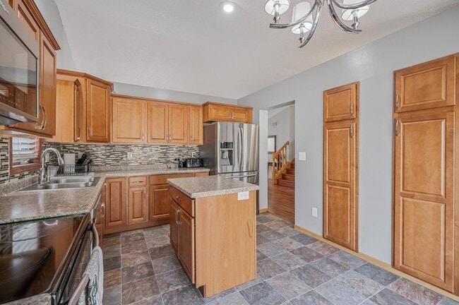 Building Photo - 852 Sunrise Dr