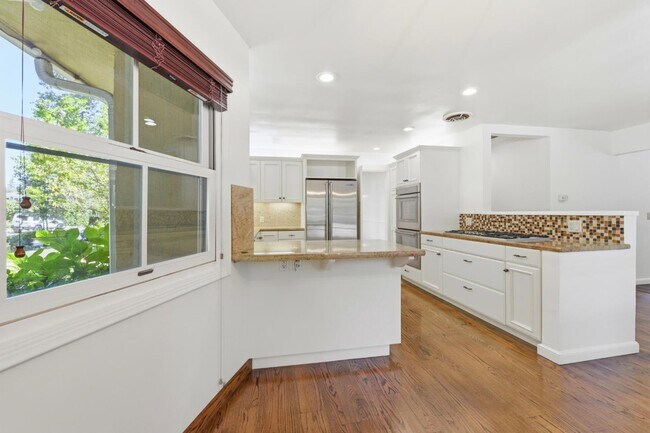 Building Photo - 1825 White Oak Dr