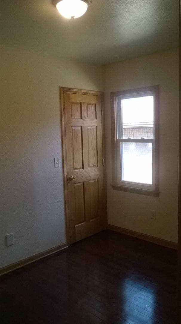 Building Photo - 3BR SINGLE FAMILY MULTI LEVEL HOME WITH GARAGE, YARD, PORCH, REDONE, VERY NICE!