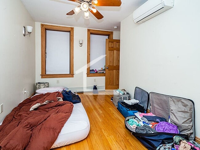 Building Photo - Nicely renovated, pet friendly 2 bed in the heart of Beacon Hill.