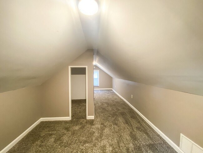 Building Photo - 2 Bedroom Single Family