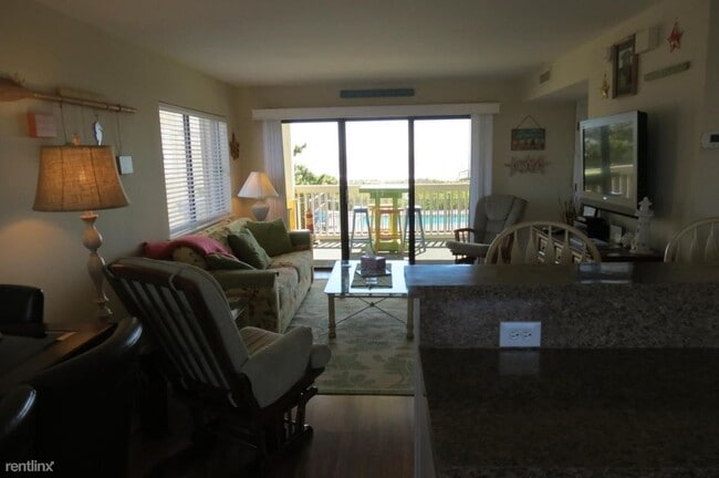 Building Photo - 1 br, 2 bath Condo - 1411 Lake Park Blvd S