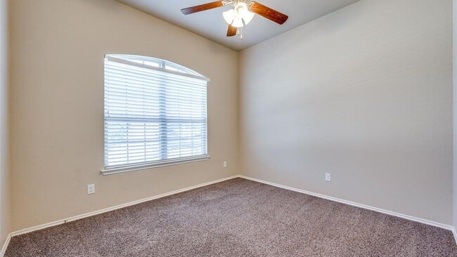 Building Photo - 2025 Lake Vista Dr