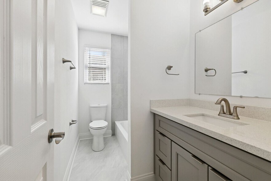 Building Photo - 2420 Dubreuil St