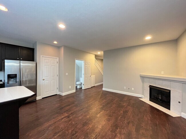 Building Photo - Super-Cute Townhouse! 3 bed + 2.5 baths w/ Fantastic Floor Plan! (A/C & Washer / Dryer included!)