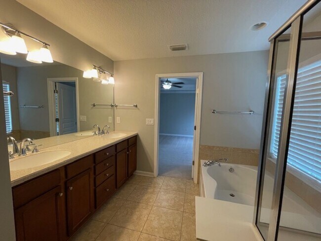 Building Photo - Midtowne