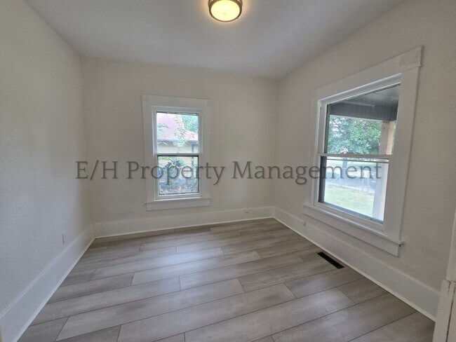 Building Photo - 755 W Hendryx St