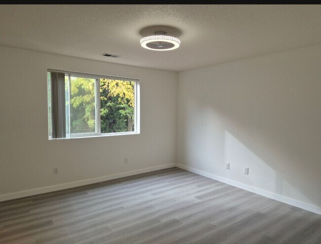 Building Photo - 3 bedroom - Move In Ready !!