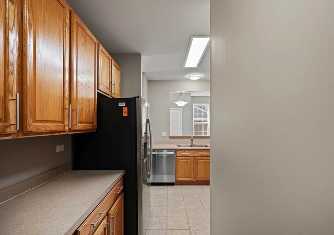 Building Photo - 2568 Golf Ridge Cir