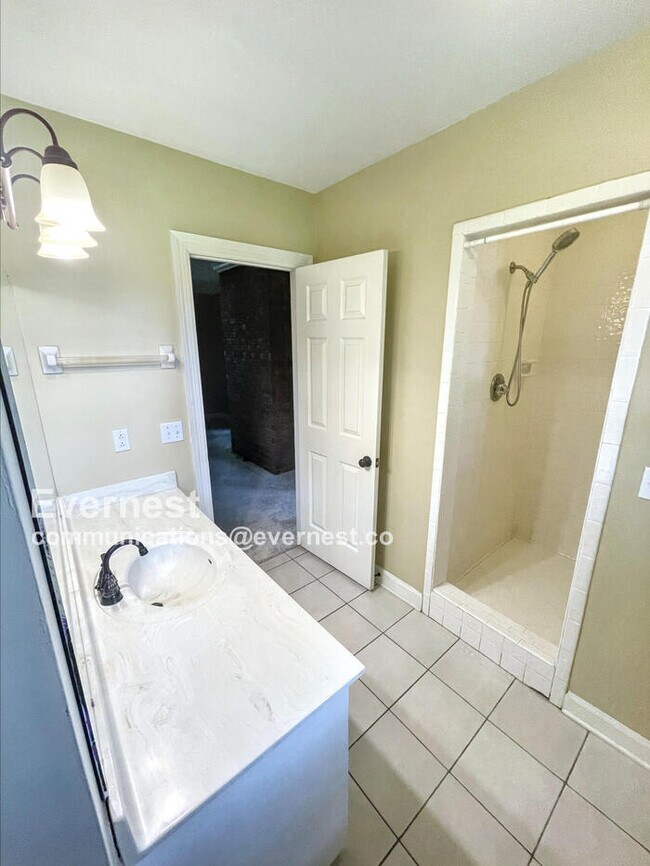 Building Photo - 703 Shady Glen Ct