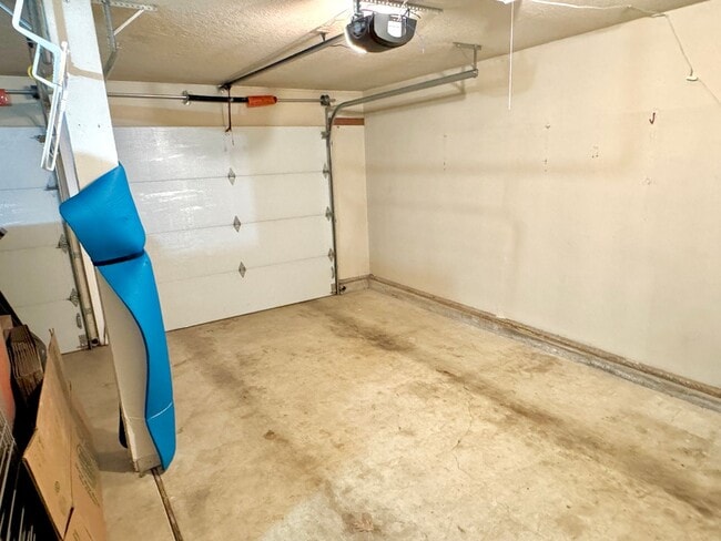 Building Photo - Linwood Neighborhood, Milwaukie Home on Quiet Cul-de-sac, 2 Car Garage, A/C, Huge Fenced Backyard