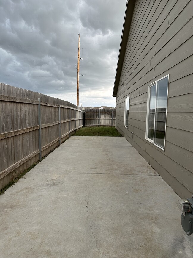 Building Photo - 1438 Azena St