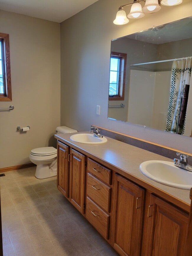 Building Photo - 3 Bedroom Twin Home