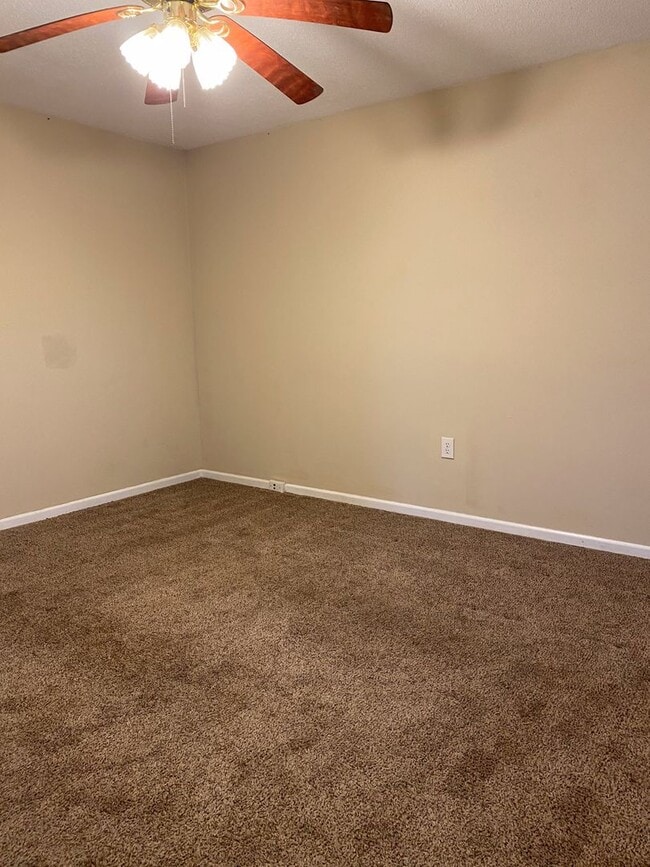 Building Photo - 220 Vickery Dr