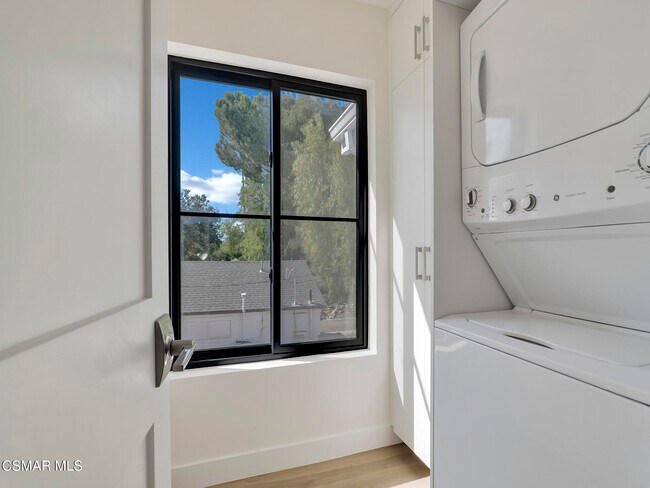 Building Photo - 3190 Los Robles Rd