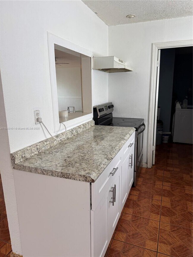 Building Photo - 717 SW 79th Ave