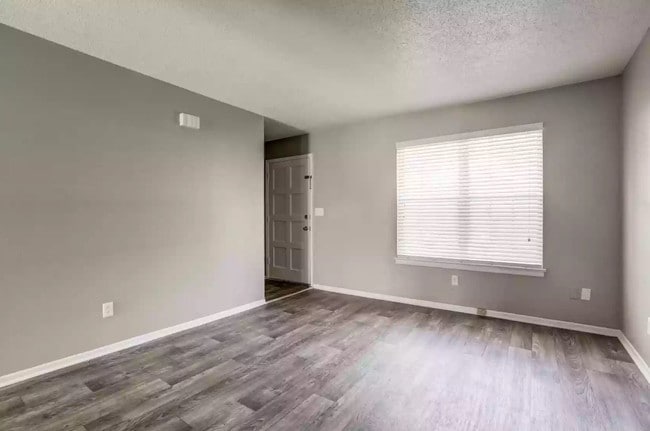 Building Photo - Country Oaks