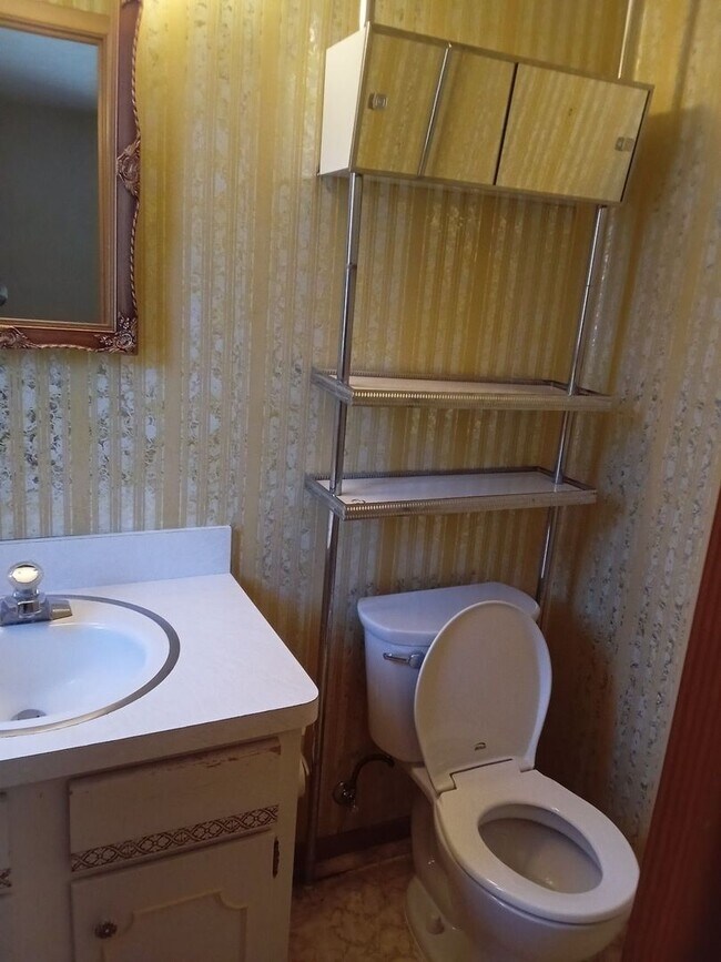 Building Photo - Spacious Lakeshore Living – 3-Bedroom Duplex with Charm & Convenience