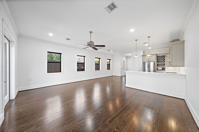 Building Photo - 819 Algregg St