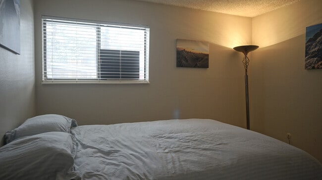 Building Photo - Comfy 2b/2ba with Outdoor Pool!