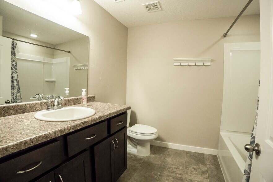 Building Photo - 2666 W Cottonwood Dr