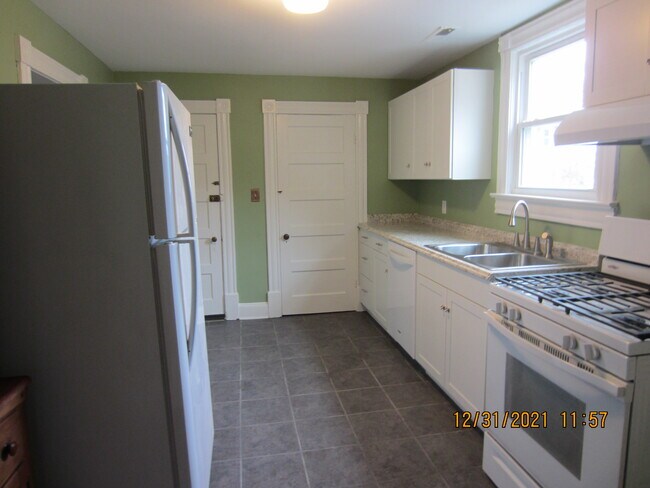 Kitchen - 701 Amelia St