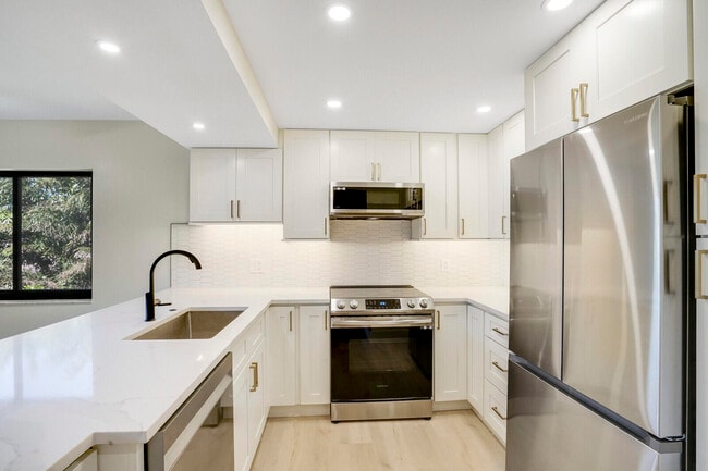 Building Photo - 1605 S US Hwy 1