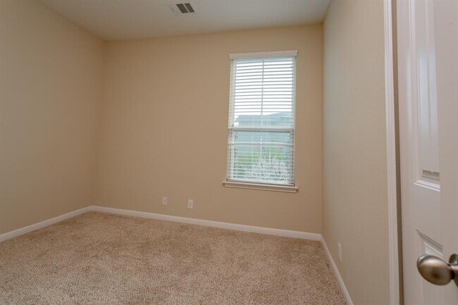 Building Photo - 13400 Briarwick Dr