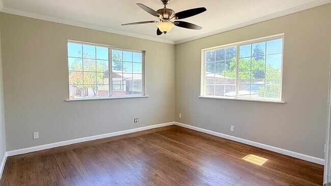 Building Photo - POETS CORNER GEM! Charming and One Of A Kind, 3BD/1BA on a Cul-de-sac Available NOW!