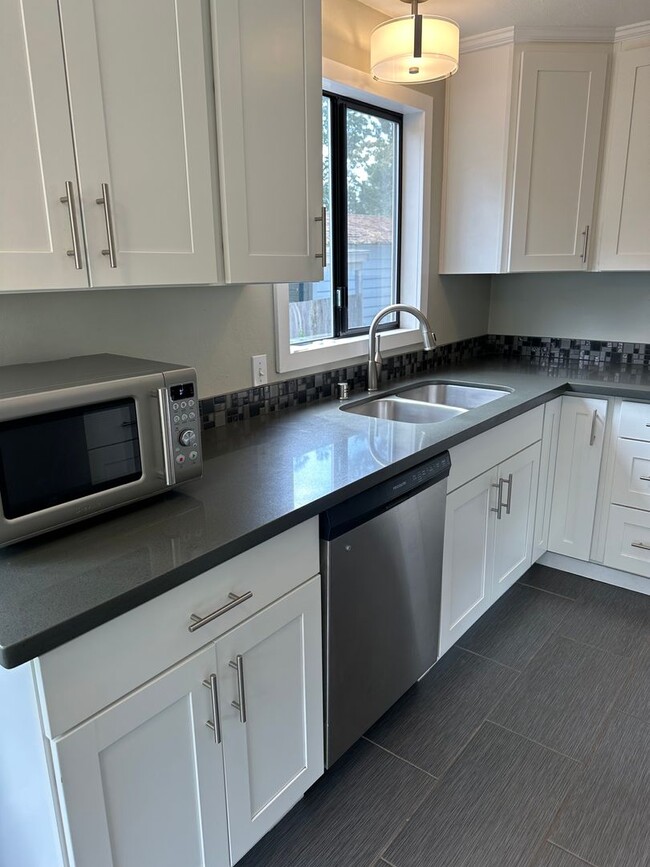 Building Photo - Available Now! 4 bed, 2 bath house in Shoreline!