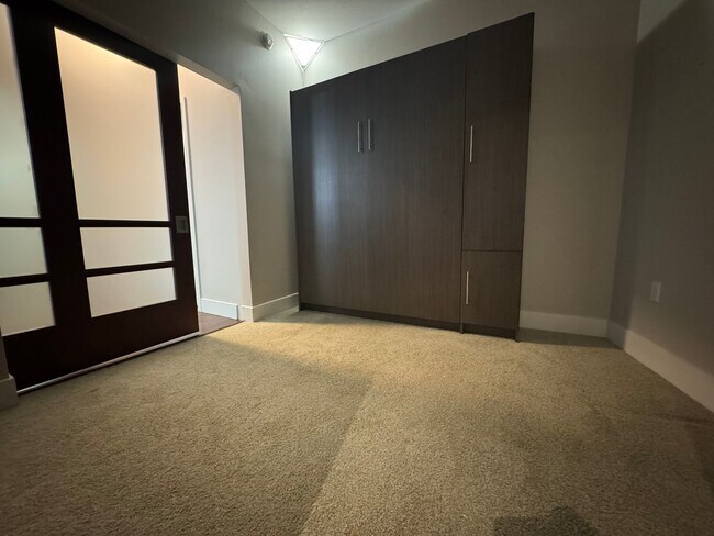 Building Photo - Luxurious 2/2 Modern Condo in Prestigious Channelside with Resort-Style Amenities