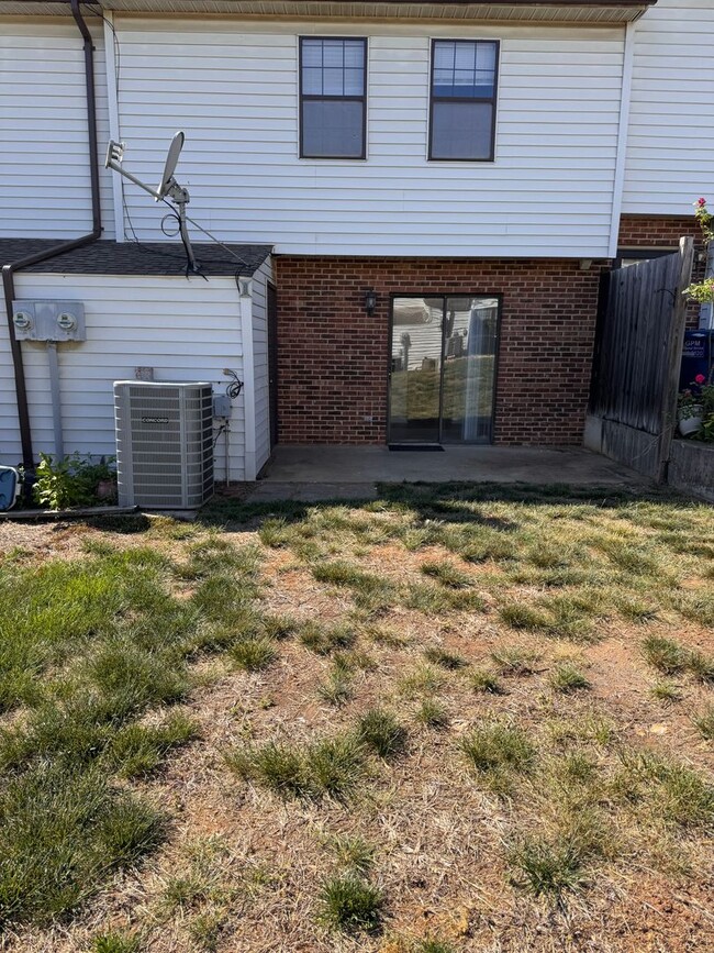 Building Photo - 3 Bedroom || 2.5 Bathroom Townhouse