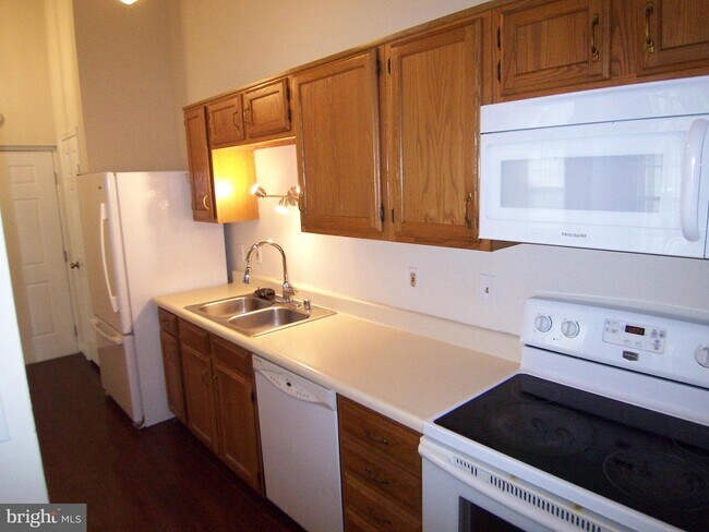 Building Photo - 905 Woodbridge Ct