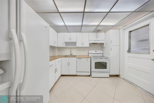 Building Photo - 2850 N Palm Aire Dr