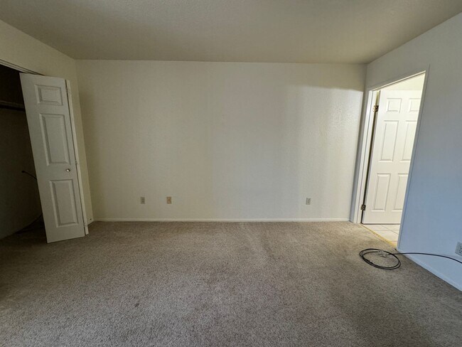 Building Photo - 2BR Condo w/Marina and Dock-Gated Waterfro...