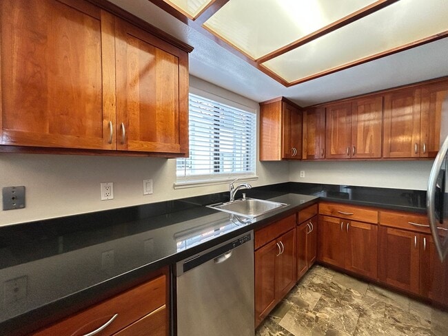 Building Photo - Beautifully Upgraded 2 Bed 2.5 Bath Townhome