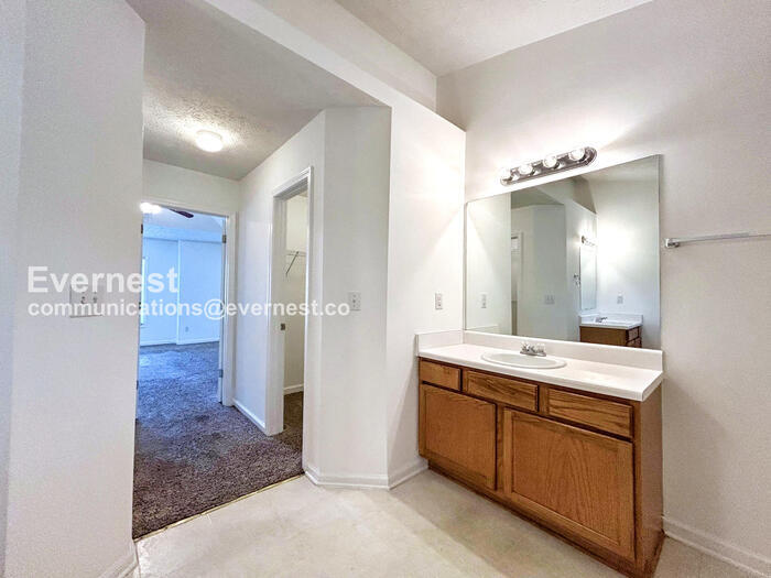 Building Photo - 218 Copperbend Dr SE