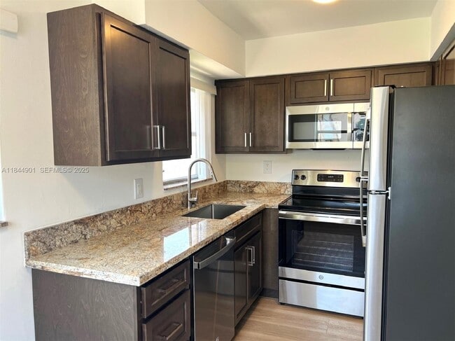 Building Photo - 270 NE 40th St