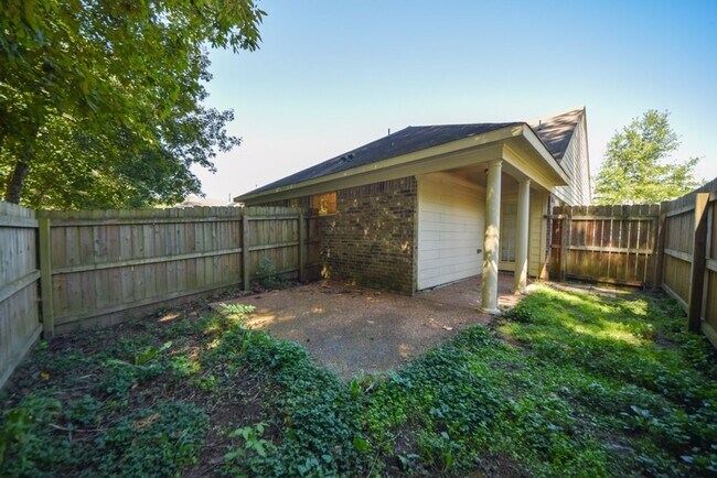 Building Photo - Great curb appeal home with 3 beds and 2 b...