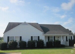 Building Photo - 2827 Daisy Ln N