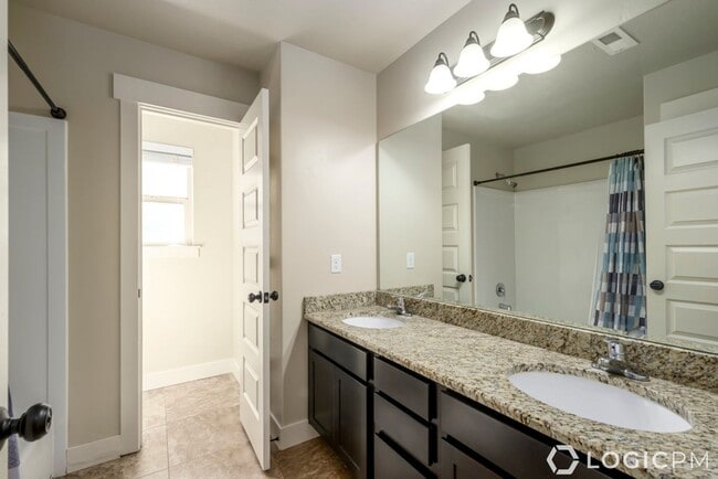 Building Photo - Stunning Single Family Home In Excellent L...