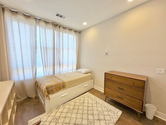 Building Photo - Furnished 3-BR/3-BA Townhouse w/ Giant Roof deck, 2-Car Garage, EV Hookup