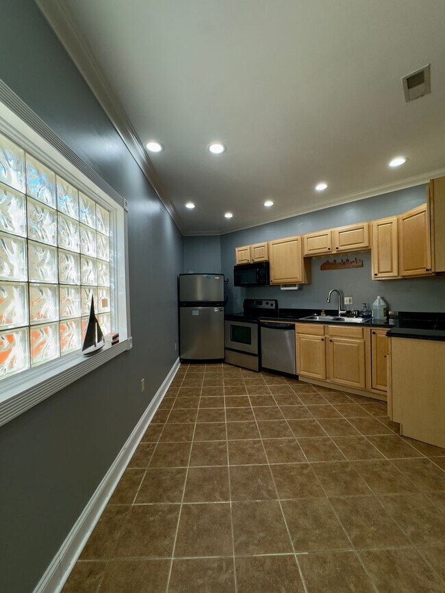 Building Photo - Charming 2Bed/2.5Bath in Washington Vilage - Extra Space in the Basement