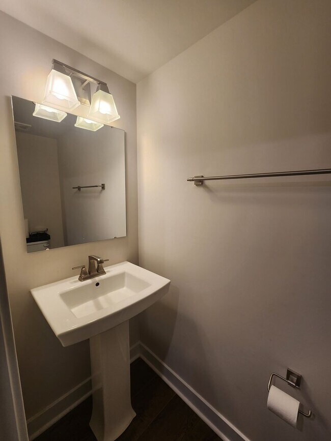 Building Photo - 3 Bedroom Townhome in Troutman